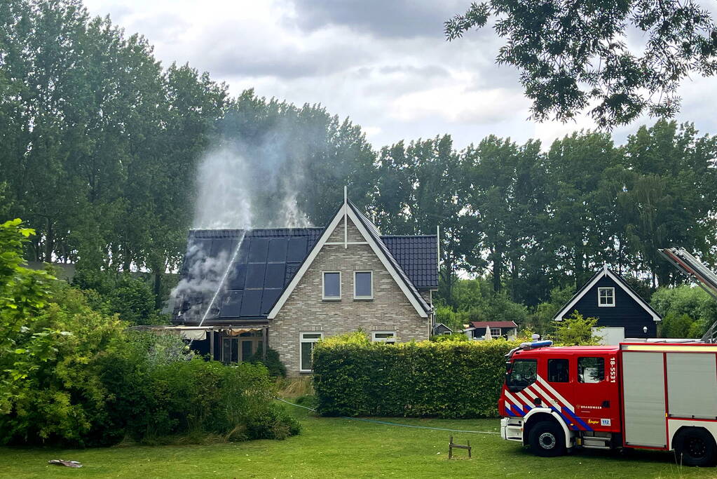 Flinke rookontwikkeling bij brand in zonnepanelen op dak van woning