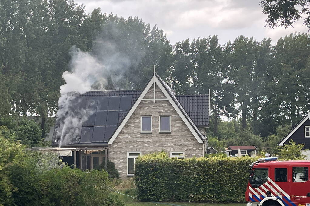 Flinke rookontwikkeling bij brand in zonnepanelen op dak van woning