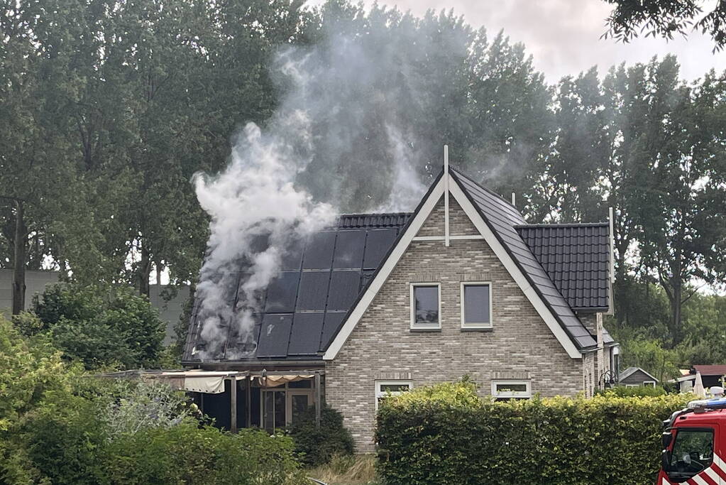 Flinke rookontwikkeling bij brand in zonnepanelen op dak van woning