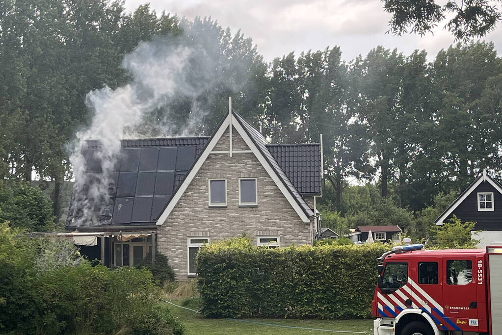 Flinke rookontwikkeling bij brand in zonnepanelen op dak van woning