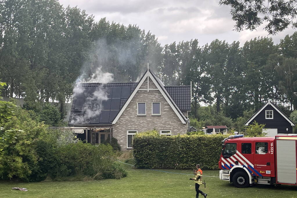 Flinke rookontwikkeling bij brand in zonnepanelen op dak van woning