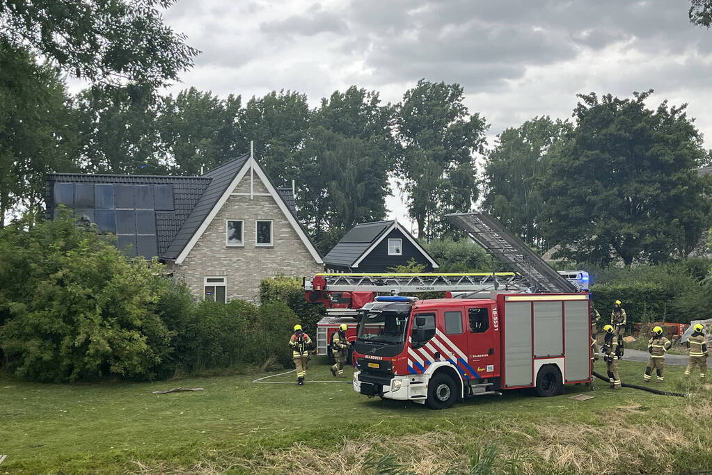 Flinke rookontwikkeling bij brand in zonnepanelen op dak van woning