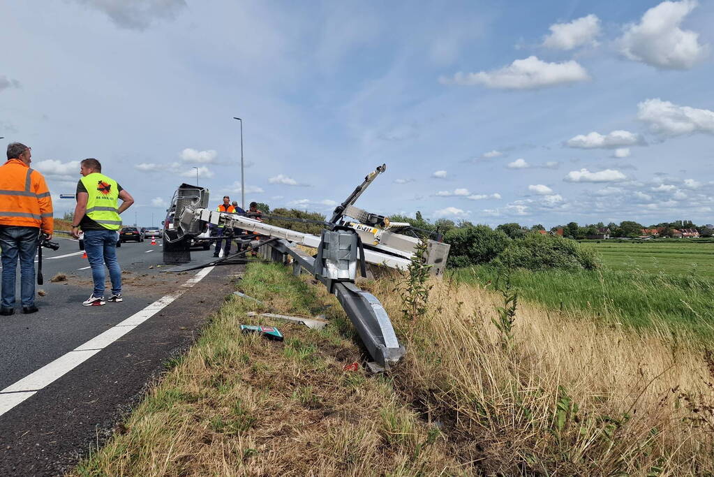 Auto met hoogwerker botst op vangrail