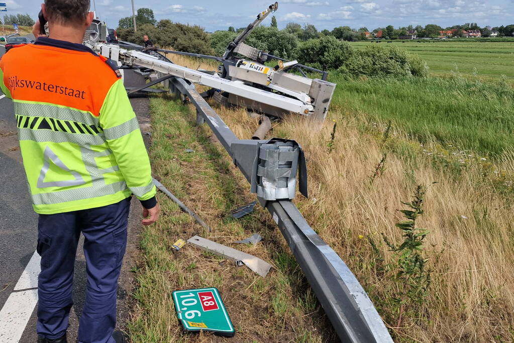 Auto met hoogwerker botst op vangrail