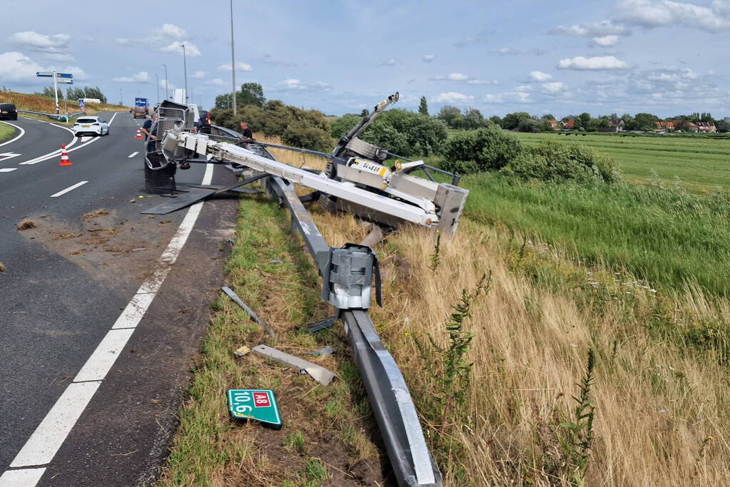 Auto met hoogwerker botst op vangrail