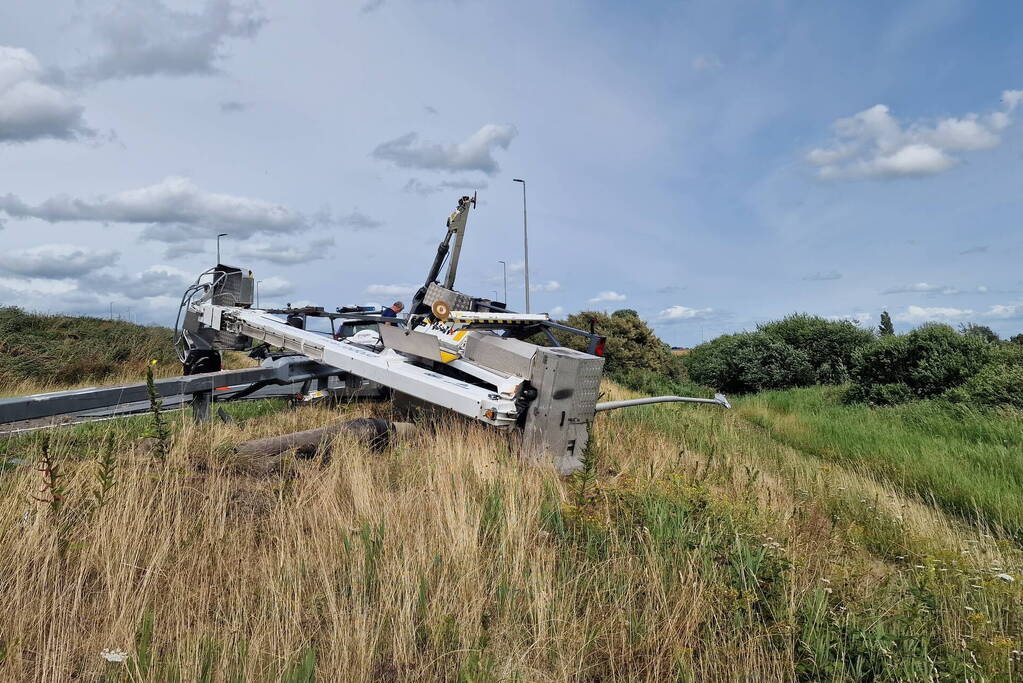 Auto met hoogwerker botst op vangrail