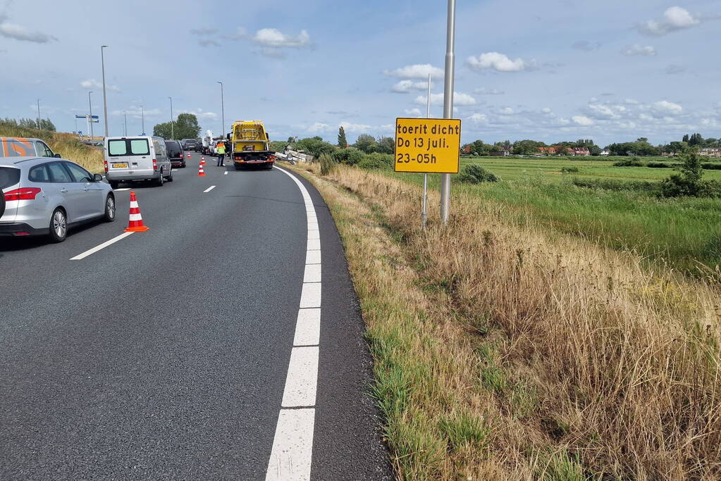 Auto met hoogwerker botst op vangrail