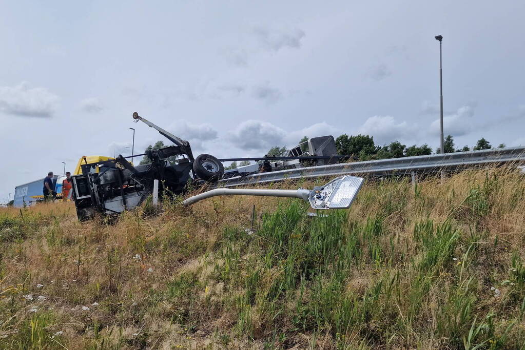 Auto met hoogwerker botst op vangrail