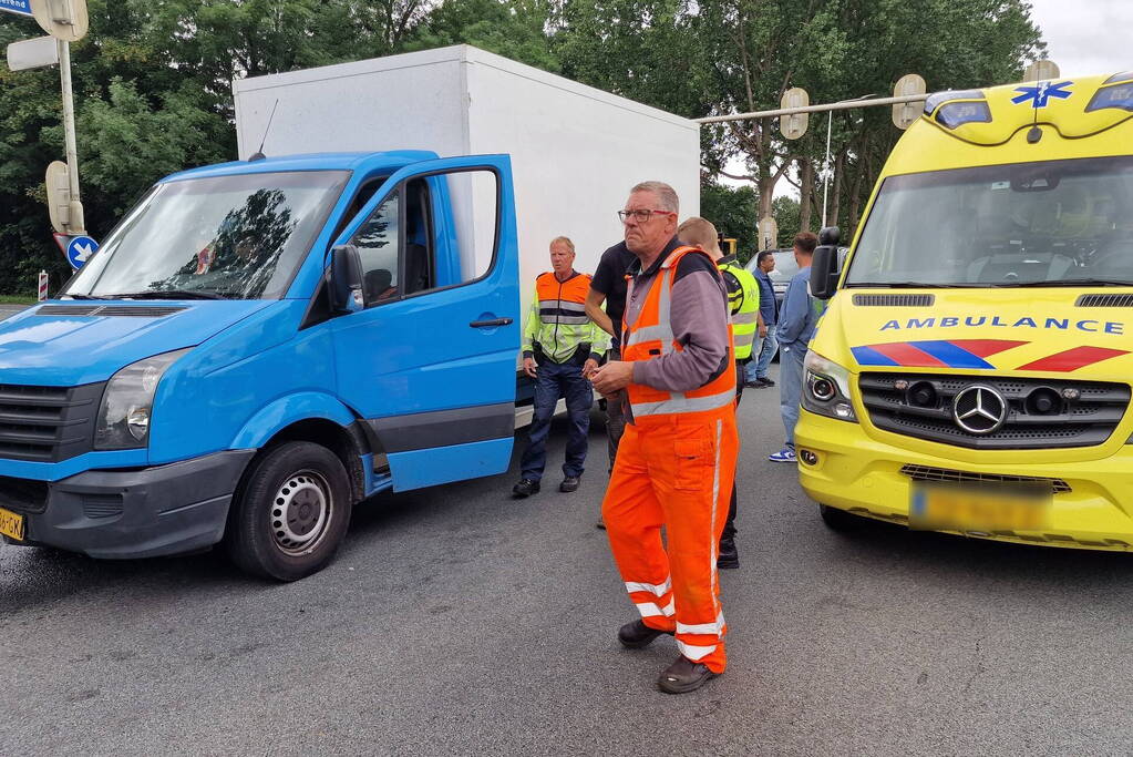 Vier auto's botsen op elkaar