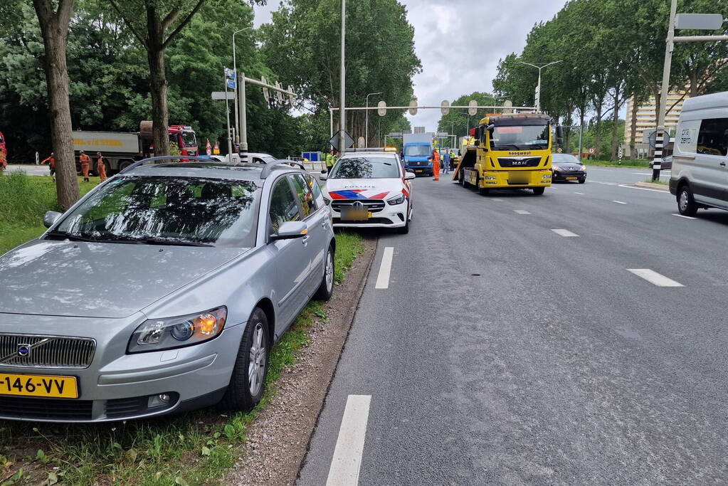 Vier auto's botsen op elkaar