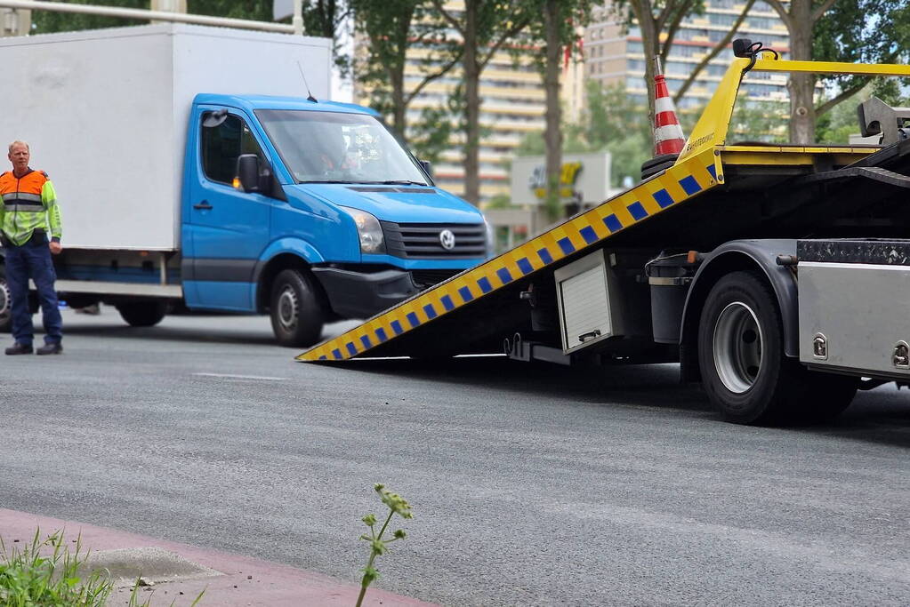 Vier auto's botsen op elkaar