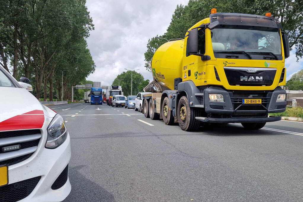 Vier auto's botsen op elkaar