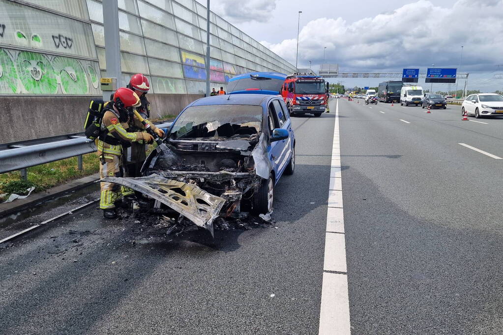 Auto vliegt in brand op snelweg