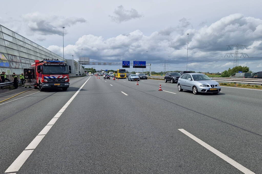 Auto vliegt in brand op snelweg