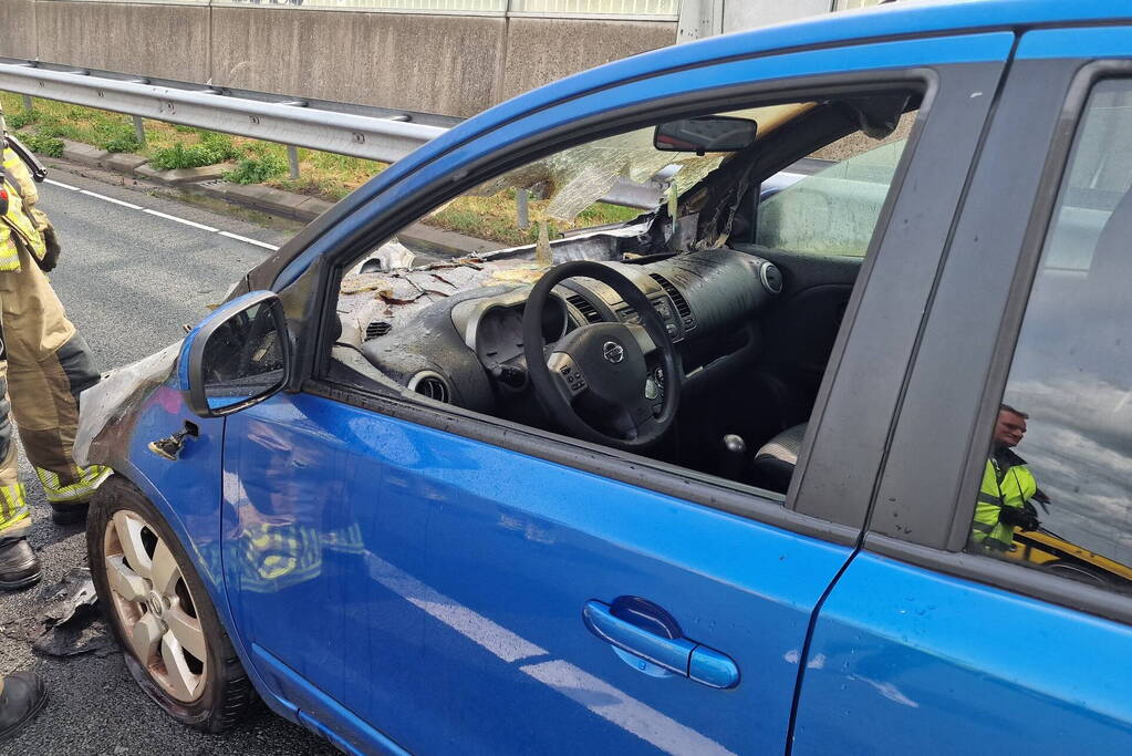 Auto vliegt in brand op snelweg