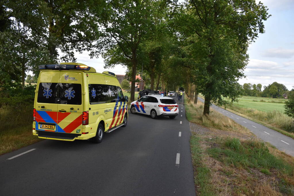 Auto crasht tegen boom, bestuurder gewond