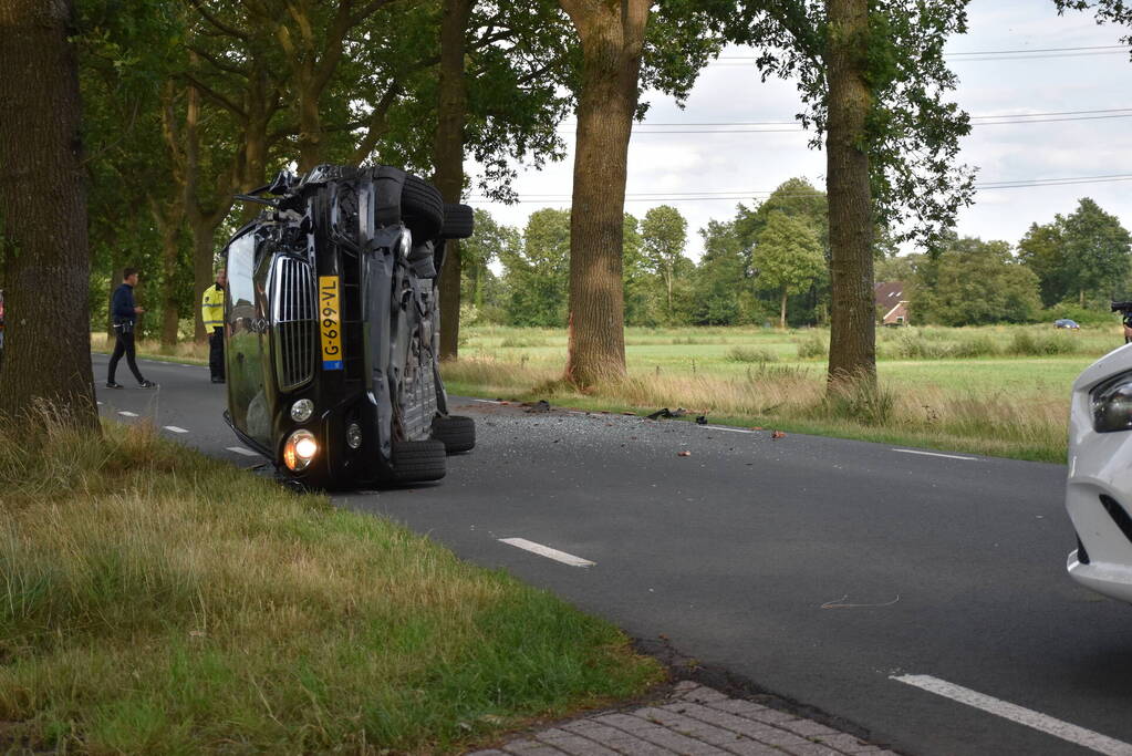 Auto crasht tegen boom, bestuurder gewond