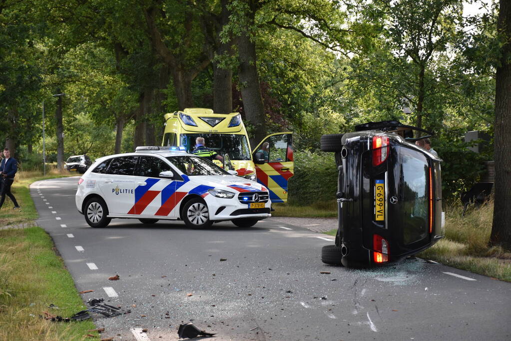 Auto crasht tegen boom, bestuurder gewond