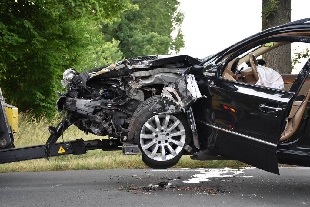 Auto crasht tegen boom, bestuurder gewond