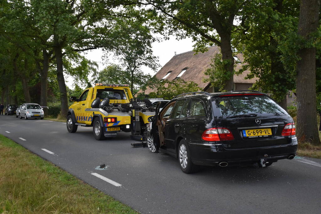 Auto crasht tegen boom, bestuurder gewond