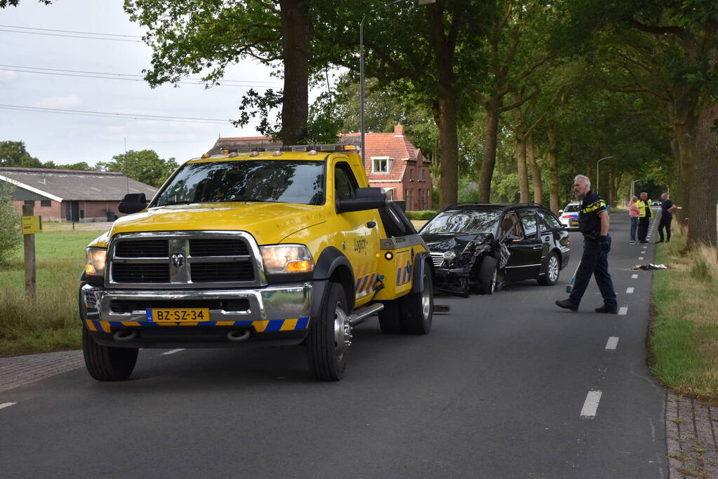 Auto crasht tegen boom, bestuurder gewond