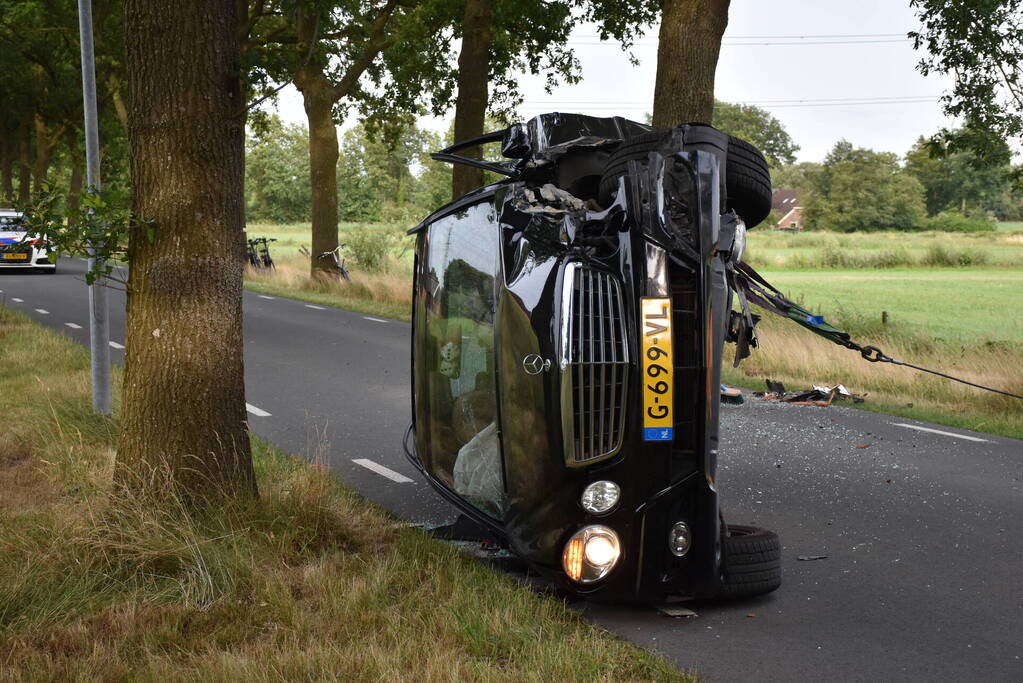 Auto crasht tegen boom, bestuurder gewond