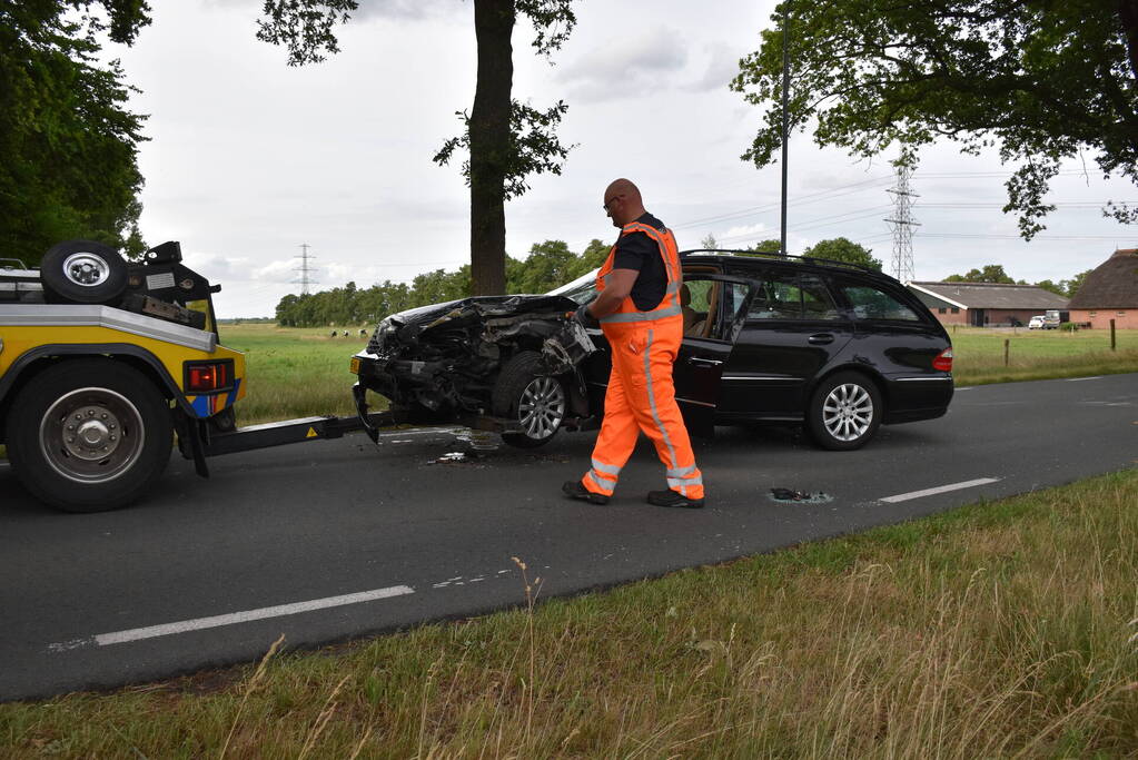 Auto crasht tegen boom, bestuurder gewond