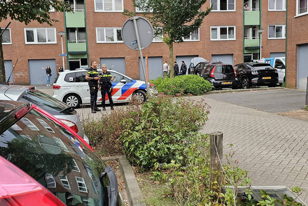 Agenten met zware vesten doen inval in flatwoning