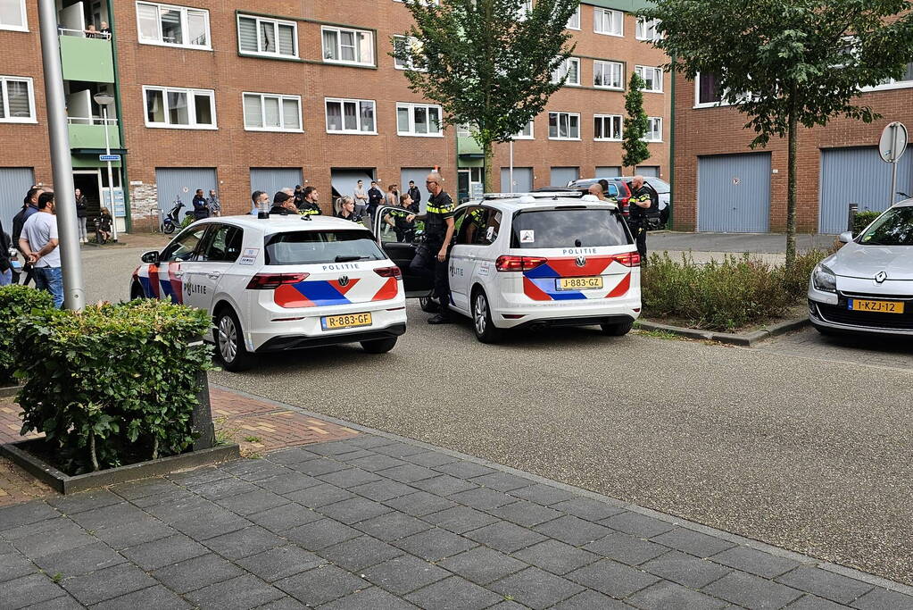 Agenten met zware vesten doen inval in flatwoning