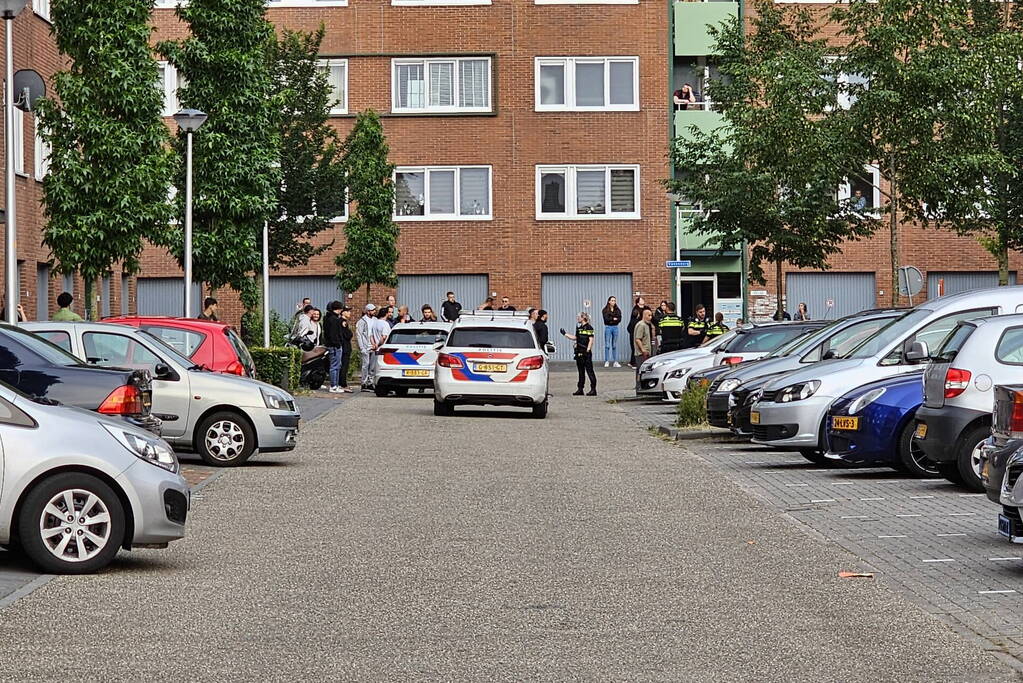 Agenten met zware vesten doen inval in flatwoning