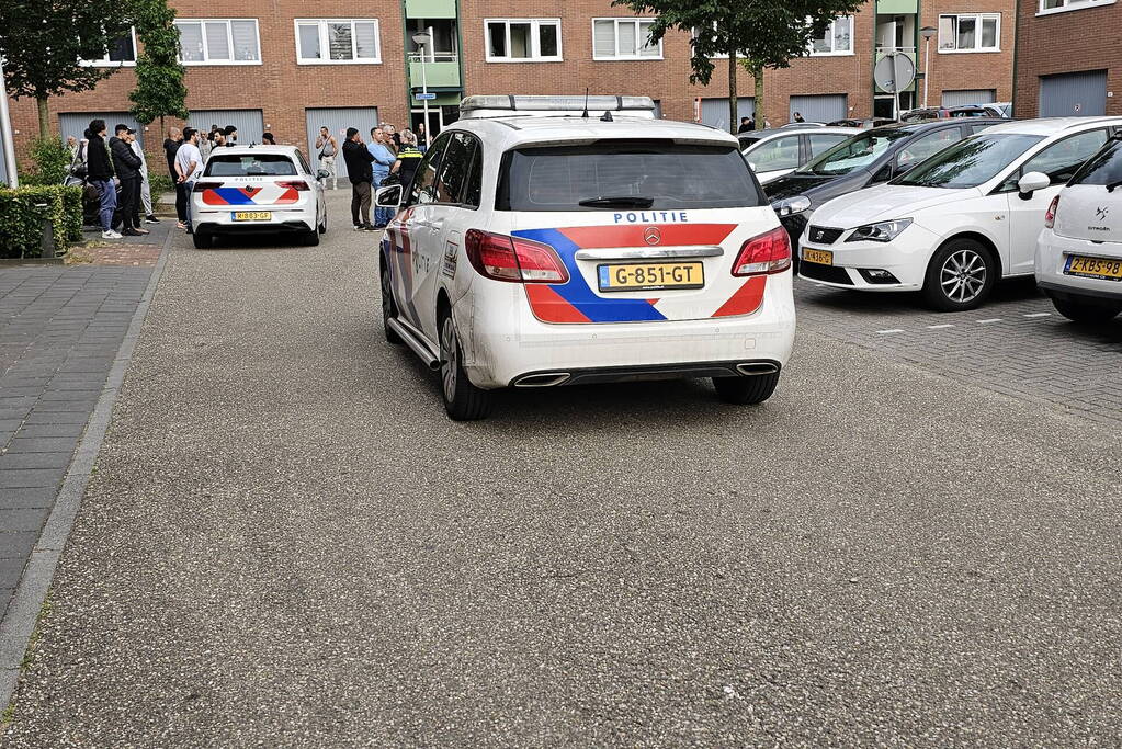 Agenten met zware vesten doen inval in flatwoning