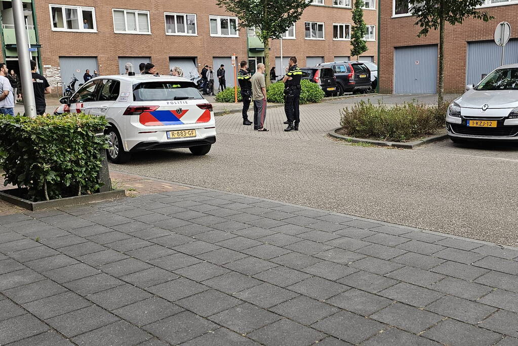 Agenten met zware vesten doen inval in flatwoning