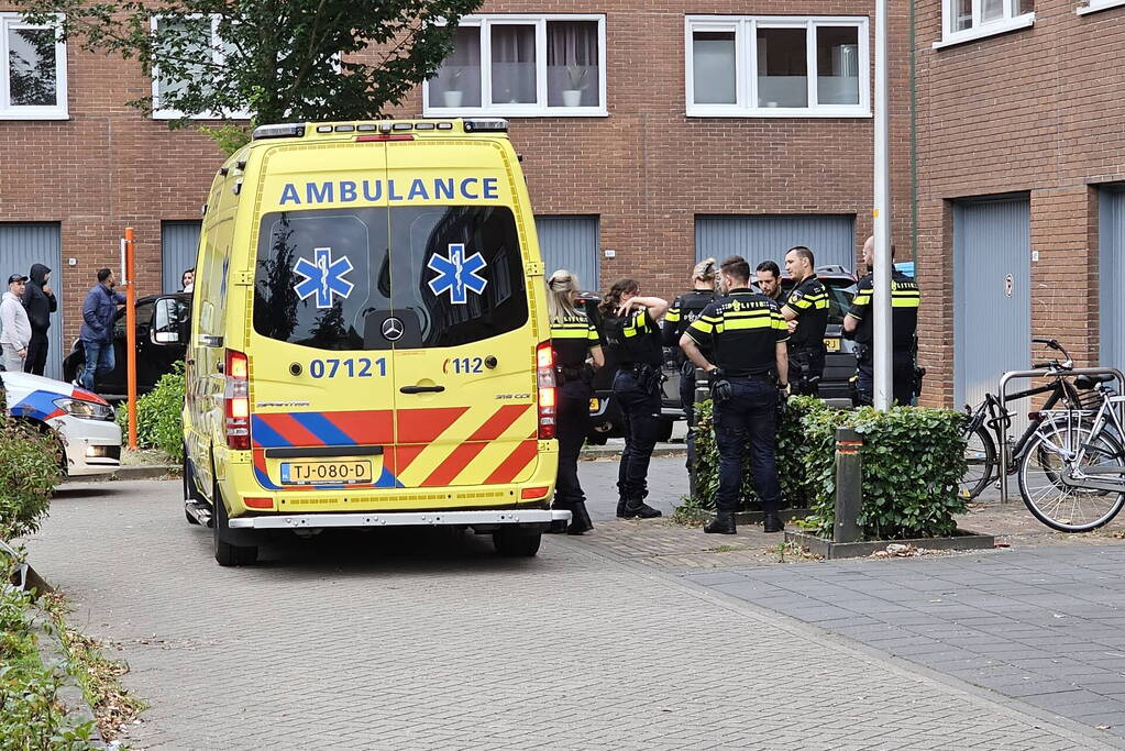 Agenten met zware vesten doen inval in flatwoning