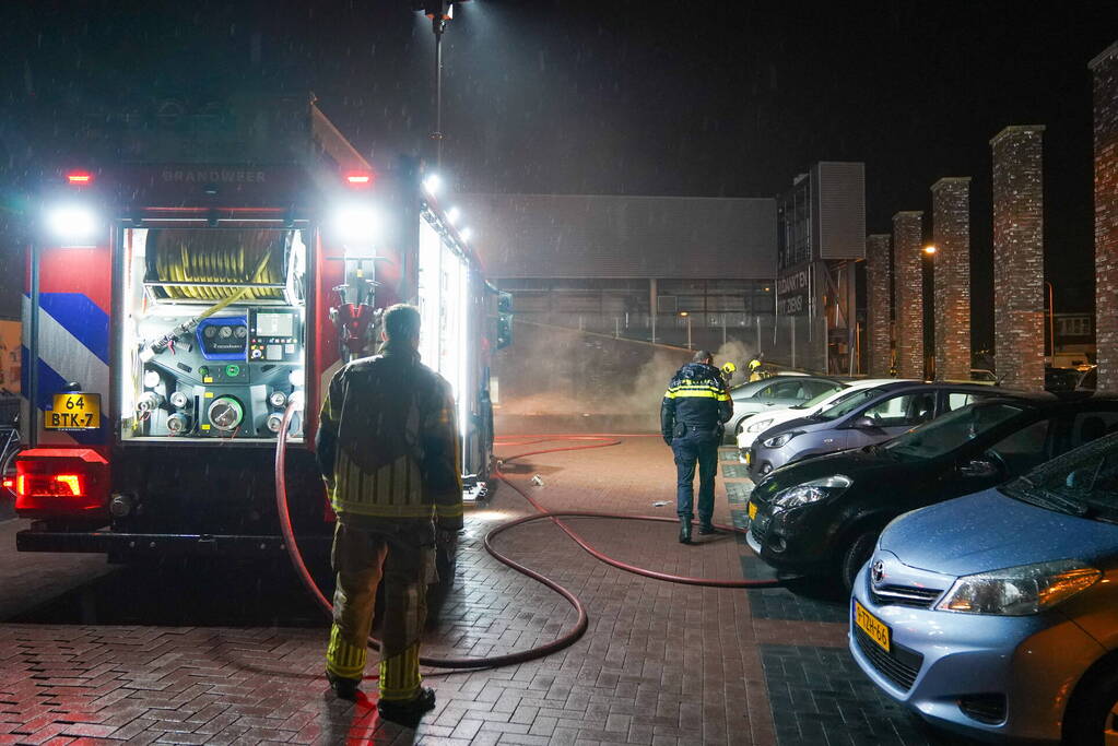 Autobrand op de parkeerplaats Lidl