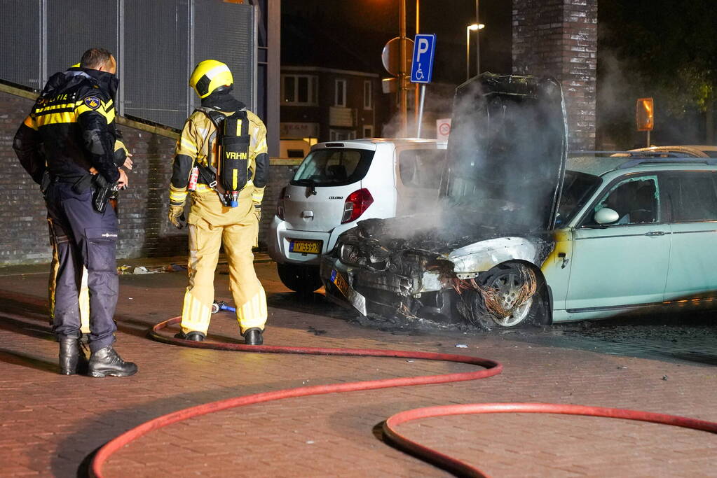 Autobrand op de parkeerplaats Lidl