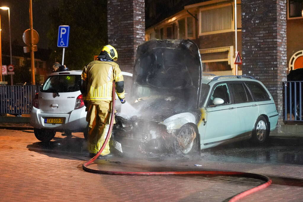 Autobrand op de parkeerplaats Lidl