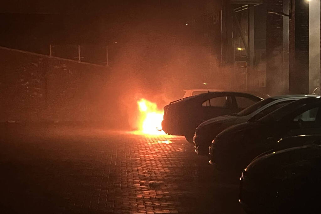 Autobrand op de parkeerplaats Lidl