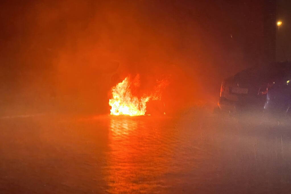 Autobrand op de parkeerplaats Lidl