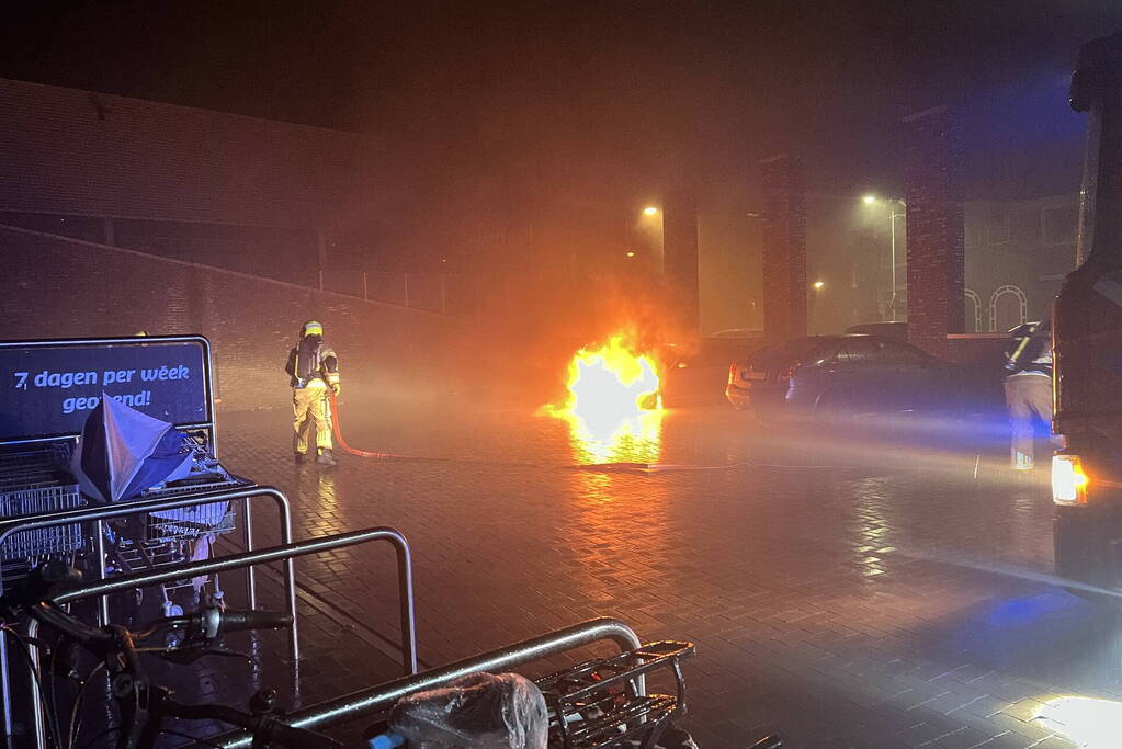 Autobrand op de parkeerplaats Lidl