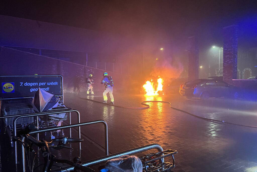 Autobrand op de parkeerplaats Lidl