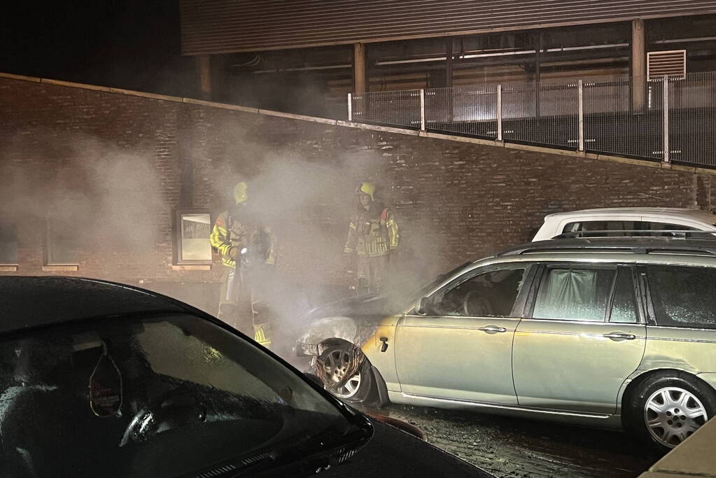 Autobrand op de parkeerplaats Lidl