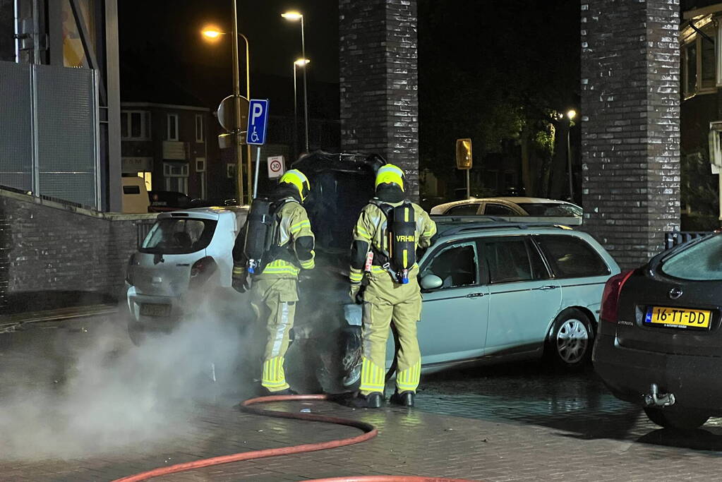 Autobrand op de parkeerplaats Lidl