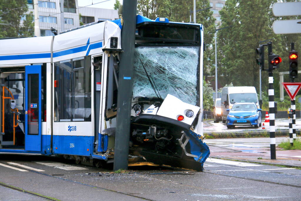 Tram ontspoort en knal op paal bij aanrijding met bestelbus