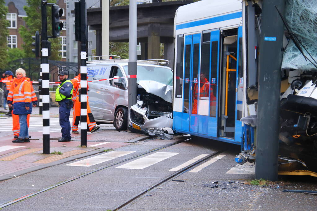 Tram ontspoort en knal op paal bij aanrijding met bestelbus