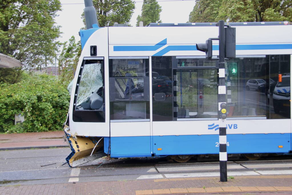 Tram ontspoort en knal op paal bij aanrijding met bestelbus