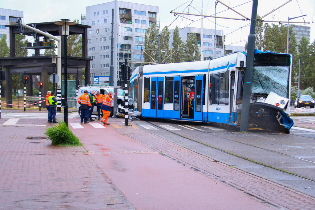 Tram ontspoort en knal op paal bij aanrijding met bestelbus