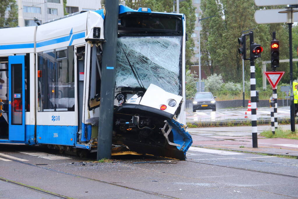 Tram ontspoort en knal op paal bij aanrijding met bestelbus