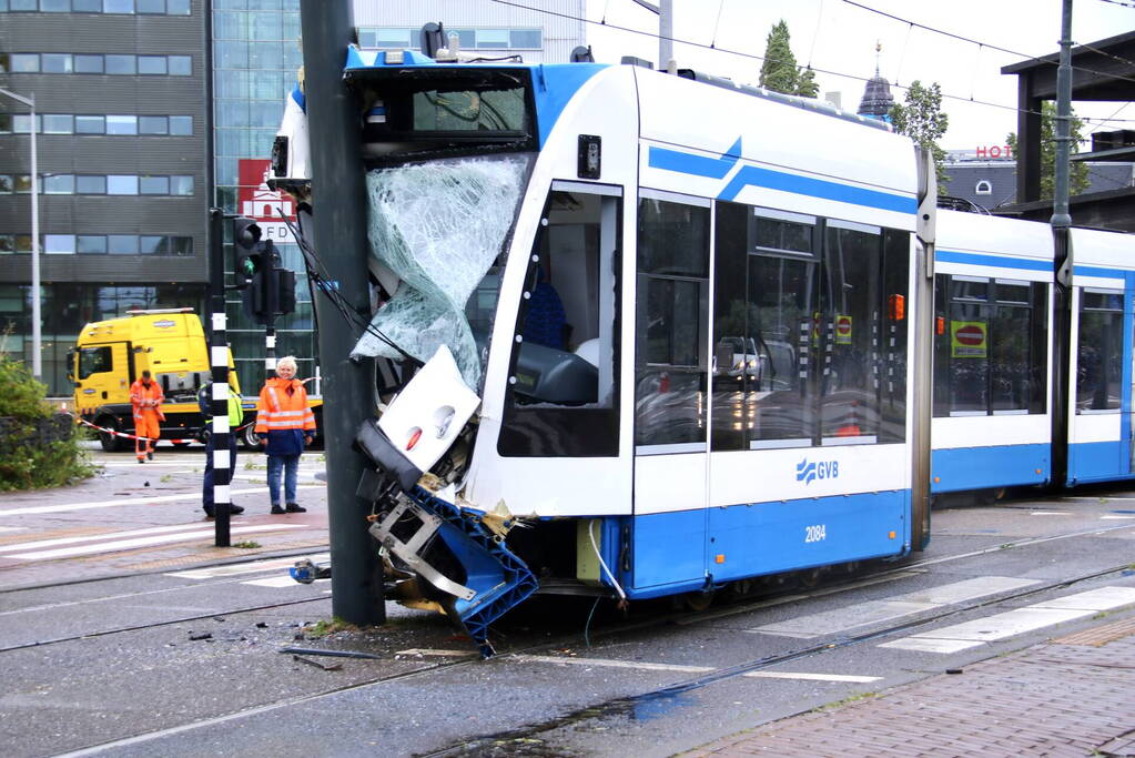 Tram ontspoort en knal op paal bij aanrijding met bestelbus