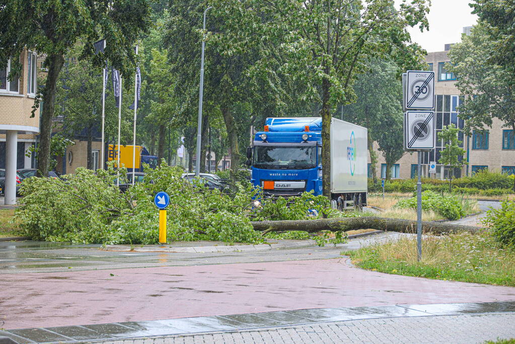 Zomerstorm Poly zorgt voor overlast op wegdek