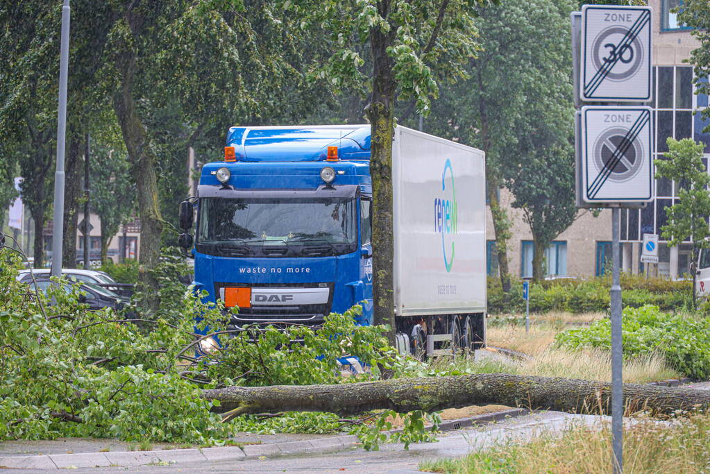 Zomerstorm Poly zorgt voor overlast op wegdek